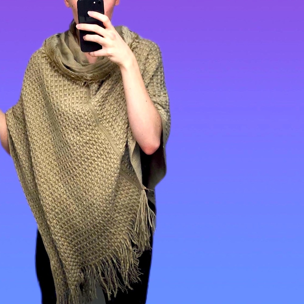 KNITTED PONCHO